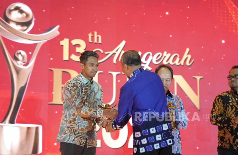 Direktur Administrasi & Keuangan Elnusa Petrofin Yogi Firdaus (kiri), Dewan Juri Tulus Abadi (kanan) memberikan penghargaan Juara 1 Terbaik Anugerah BUMN 2024 ke-13 di Jakarta, Rabu (13/3/2024).