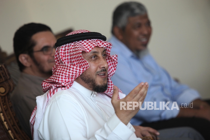   Direktur Akademi Luar Negeri, Universitas Imam Muhammad bin Sa'ud, Syekh Dr. Abdullah As-Sulamy (kiri) menjawab pertanyaan media saat melakukan kunjungan di Lembaga Ilmu Pengetahuan Islam dan Arab (LIPIA) Jakarta, Jumat (2/9). 