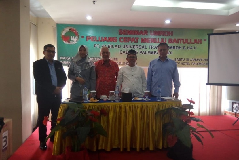 Direktur Albilad Universal, Dadan Jajuli bersama dengan kepala cabang Albilad Palembang dan perwakilan BSM Cabang Palembang.