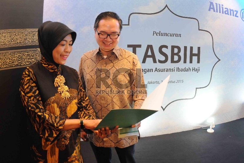  Direktur Allianz Life Indonesia, Alan T Darmawan (kanan) berbincang dengan Chief of Sharia and Corporate Communication Allianz Indonsia, Kiswanti Soeryoko (kiri) saat peluncuran tabungan Allianz Tasbih di Jakarta, Senin (3/8).
