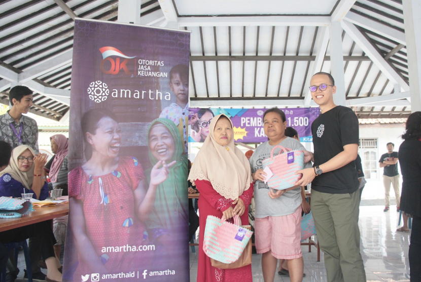 Direktur Amartha, Aria Widyanto memberikan Tas Belanja Ramah Lingkungan kepada beberapa ibu di Kebumen.