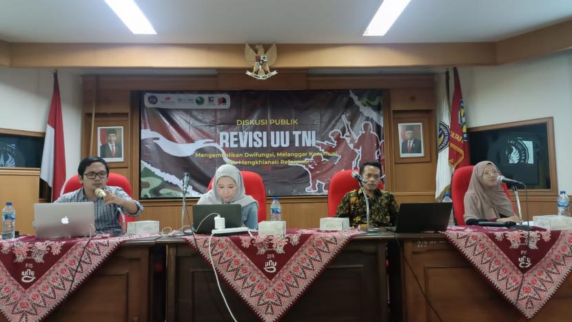  Direktur Amnesty Internasional Indonesia, Usman Hamid dan Direktur Imparsial, Gufron Mabruri, menjadi pembicara dalam diskusi Revisi UU TNI: Mengembalikan DwiFungsi, Melanggar Konstitusi, dan Mengkhianati Reformasi”, Rabu (8/6/2023).(