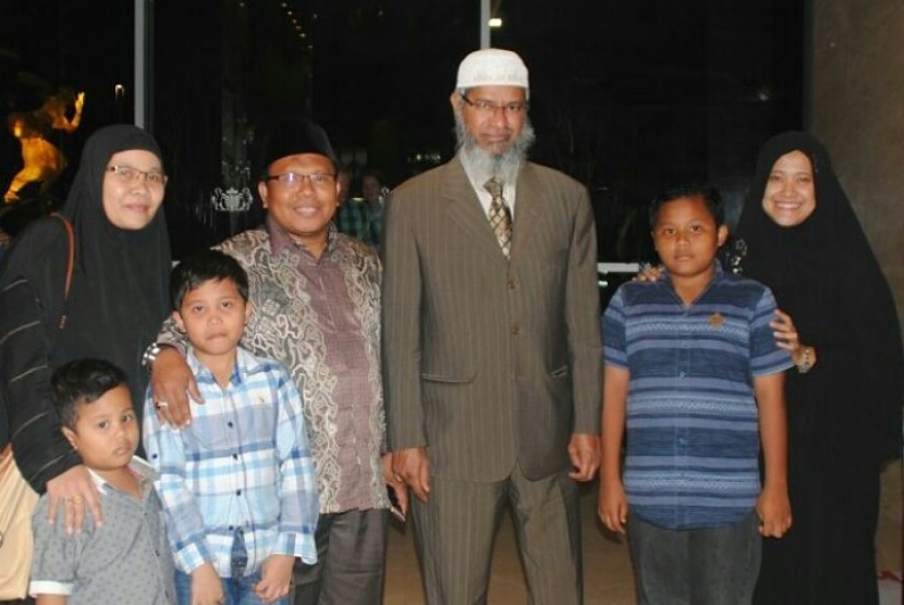 Direktur An-Nahl Instutite Ustadz Ahmad Buchory Muslim (keempat dari kiri) bersama Dr Zakir Naik.