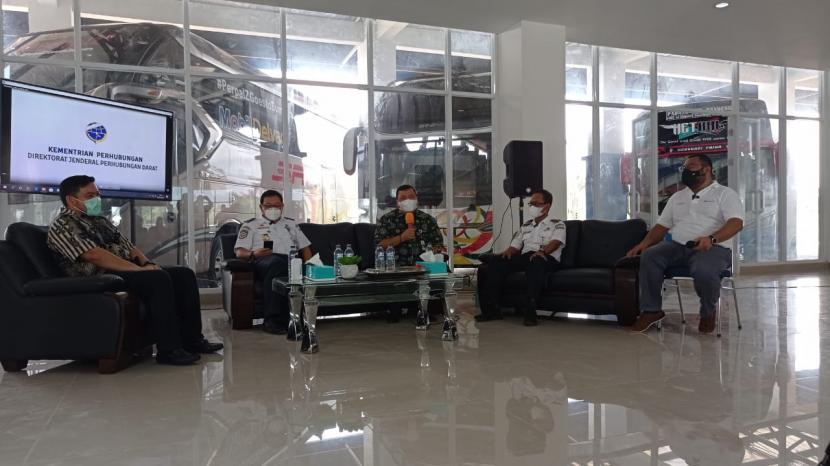 Direktur Angkutan Jalan Direktorat Jenderal Perhubungan Darat Ahmad Yani bersama Tim PerpalZ TV menyempatkan diri untuk menyambangi terminal Anak Air dalam rangkaian perjalanan #PerpalzGoestoSumatra.