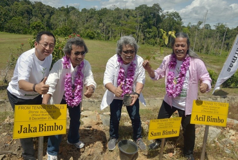 Direktur APP-Sinar Mas Suhendra Wiriadinata (kiri) bersama grup musik Bimbo menanam pohon pada acara 