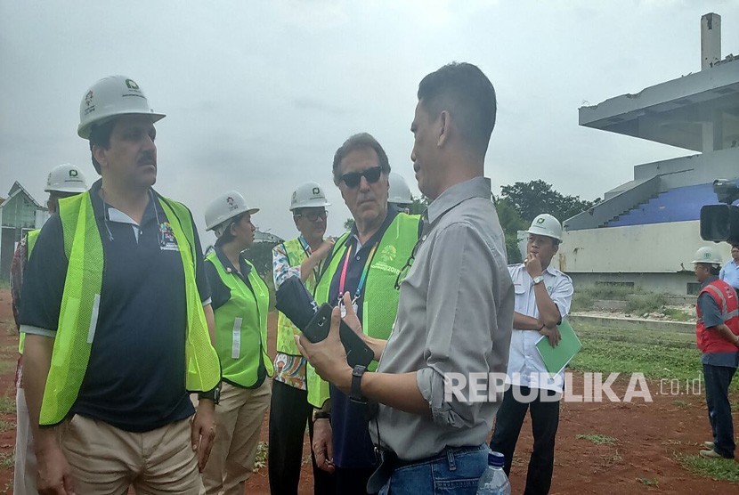 Diretor of Asian Games-The Olympic Council of Asia (OCA) Haider Farman and member of Corcom OCA Gen. Souhail Khoury oversee the venue at Pacuan Kuda Pulomas, Monday (March 6).