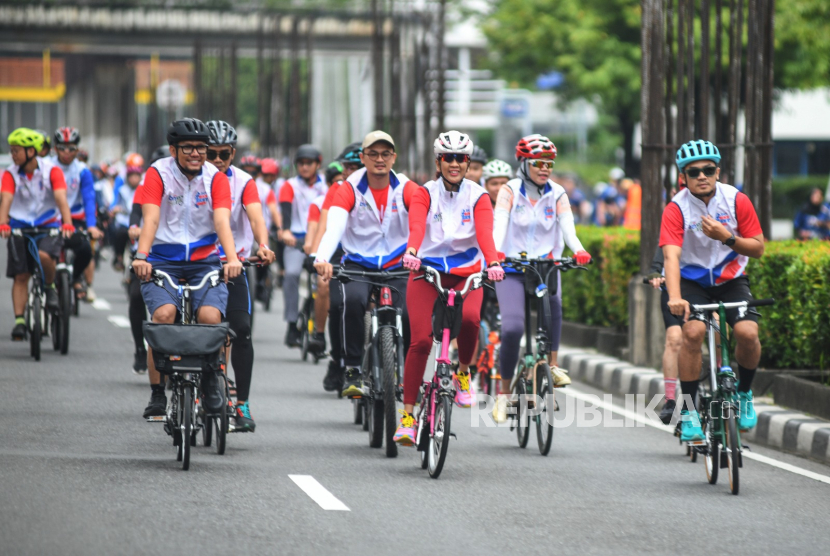 Direktur Assets Management BTN Elisabeth Novie Riswanti mengikuti kegiatan gowes bersama BTN di Jakarta, Ahad (24/2/2025). Gowes bersama pegawai dan mitra yang diikuti oleh sekitar 500 peserta diselenggarakan dalam rangka HUT ke-75 BTN sebagai upaya manajemen mengajak pegawai untuk hidup sehat sehingga dapat mendukung pencapaian kinerja BTN yang solid. Adapun peserta diajak bersepeda di seputar Jakarta dengan pilihan rute 20 KM dan 75 KM dengan start dan finish di gedung Menara II BTN, Kuningan, Jakarta Selatan.