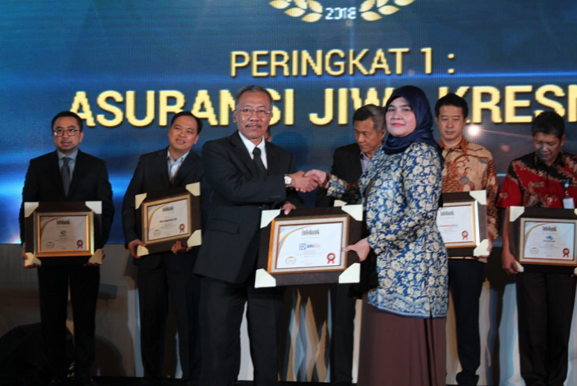   Direktur Asuransi Korporasi BRI Life Sugeng Sudibjo menerima penghargaan pada ajang “19th Infobank Insurance Award 2018”, BRI Life sebagai perusahaan asuransi jiwa terbaik yang menerima Golden Throphy Award 2018.