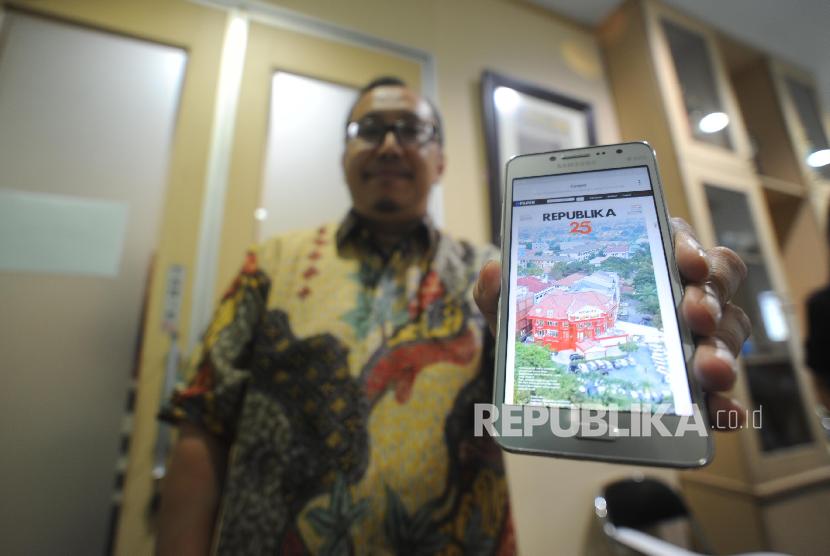 Direktur Bahasa Kita Oskar Riandi melakukan demo smart e-paper kepada media di kantor Harian Republika, Jakarta, Kamis (4/1). 