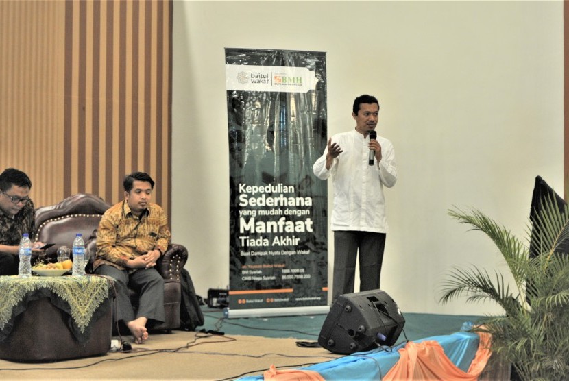 Direktur Baitul Wakaf, Rama Wijaya kala menjelaskan tentang  Baitul Wakaf dalam Studium General Aksi Wakaf di Pesantren Hidayatullah Depok, Ahad  (4/8).