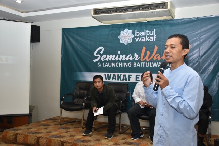 Direktur Baitul Wakaf, Rama Wijaya menjelaskan tentang Baitul Wakaf pada acara peluncuran Baitul Wakaf di Jakarta, Kamis (2/5).
