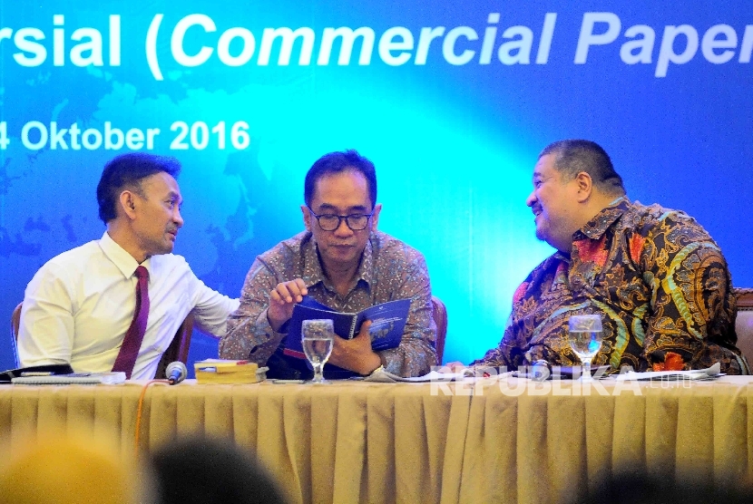 Direktur Bank Indonesia Nanang Hendrasah, Wakil Rektor UGM Paripurna Sugarda dan Direktur PT BNI securities Reza Benito Zahar (dari kiri) menjadi pembicara dalam seminar Surat Berharga Komersial (SBK) di Jakarta beberapa waktu lalu.