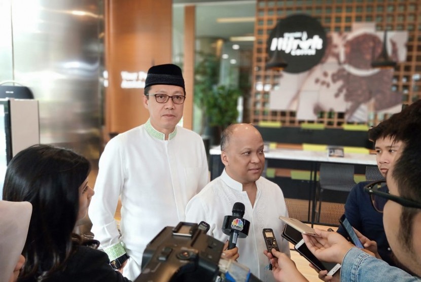 Direktur Bank Muamalat Achmad Kusna Permana dan Komisaris Utama Bank Muamalat Ilham Habibie memberikan pernyataan usai Rapat Umum Pemegang Saham Luar Biasa (RUPSLB) di Muamalat Tower, Jakarta, Senin (16/12).