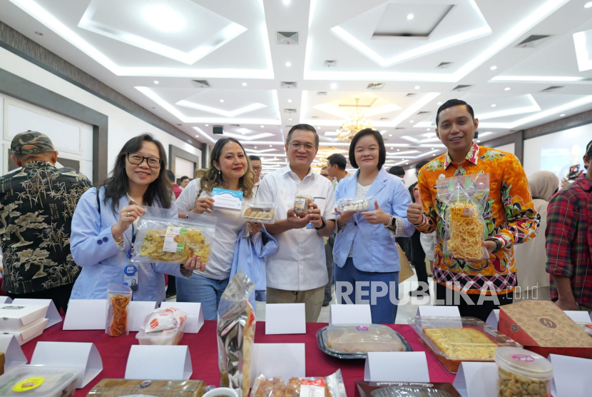 Direktur BCA Hendra Tanumihardja saat pembukaan Sertifikasi Halal dan Pelatihan UMKM di Batam, Jumat (8/8). PT Bank Central Asia Tbk (BCA) menggelar sertifikasi halal dan pelatihan bagi pelaku usaha mikro, kecil, dan menengah (UMKM) di Batam. Sekitar lebih dari 300 UMKM dari Batam dan sekitarnya mengikuti kegiatan ini. 