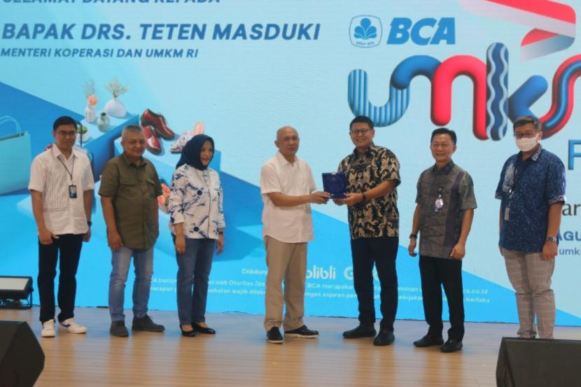 Direktur BCA John Kosasih (ketiga kanan) didampingi Direktur BCA Frengky Chandra (kedua kanan) menyerahkan simbolisasi sebagai tanda apresiasi kepada Kementerian Koperasi dan UKM yang diterima oleh Menteri Koperasi dan UKM Bapak Teten Masduki di Main Atrium Gandaria City, Jakarta, Sabtu (13/8/2022).