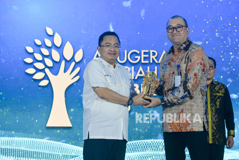 Direktur BCA Syariah, Pranata, menerima penghargaan Anugerah Syariah Republika (ASR) 2025 sebagai Excellence in Islamic Banking Literacy Award untuk kategori Bank Umum Syariah.