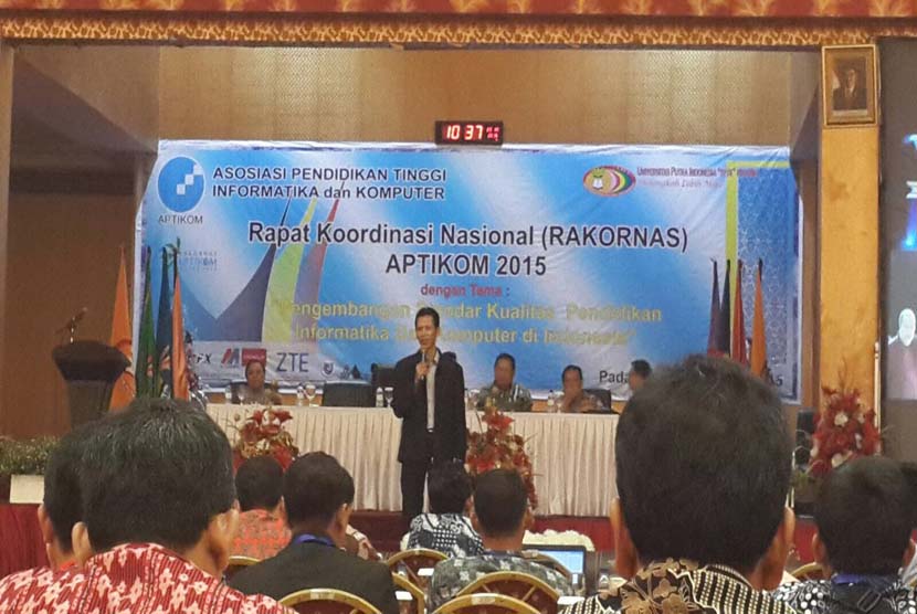 Direktur Bina Sarana Informatika (BSI) Naba Aji Notoseputro berbicara pada Rakornas Aptikom yang digelar di Padang, 22-24 Oktober 2015.