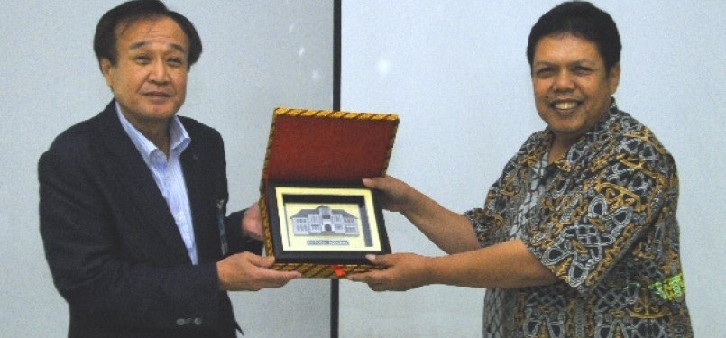 Direktur Bio Farma (Persero), Iskandar menyerahkan penghargaan kepada Masayuki Kawasaki sebagai Representative of Rotary Club of Kanonji Jepang