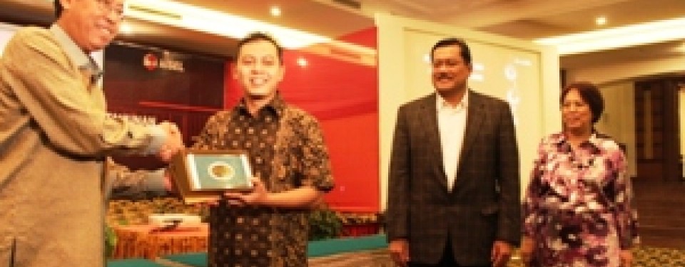  Direktur Bisnis Bank BNI Syariah Bambang Widjarnako (kiri) memberikan predikat prime customer diterima oleh Direktur Utama Kisel Riza Wildani disaksikan oleh Direktur Utama Telkomsel Sarwoto Atmosutarno dan Direktur Keuangan Triwahyusari.