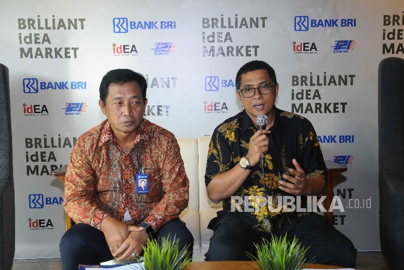 Direktur Bisnis dan Konsumer Bank BRI Sis Apik Wijayanto (kiri) serta Ketua Umum Asosiasi E-Commerece Indonesia (idEA) Aulia Marianto menjawab pertanyaan wartawan saat konverensi pers di Jakarta, Selasa (13/12).