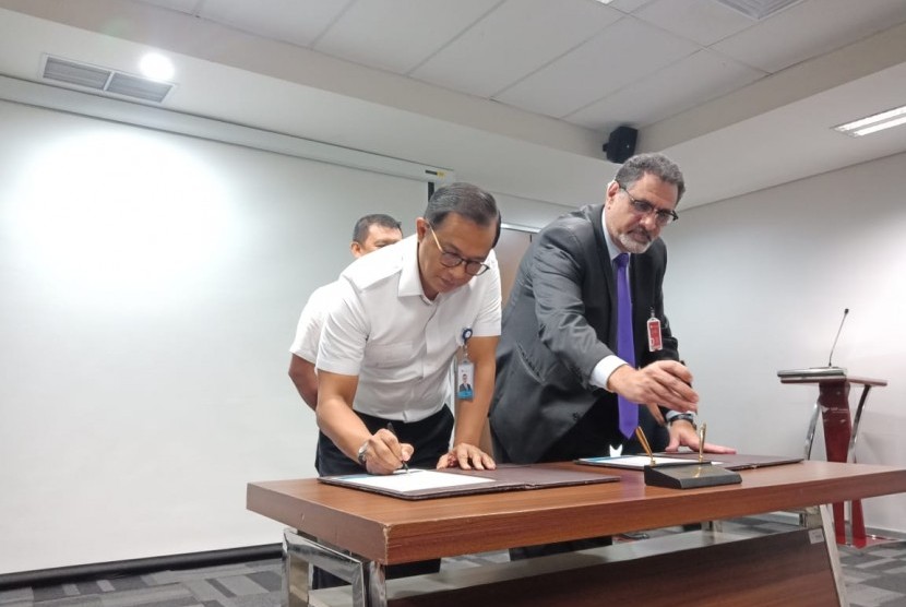 Direktur Bisnis dan Operasi GMF Tazar Marta Kurniawan, serta Vive President Customer Services Airbus Asia Pacific Bruno Bousquet saat menandatangani kerjasama di kantor GMF, kompleks Bandara Innternasional Soekarno-Hatta, Jakarta, Selasa (2/4).