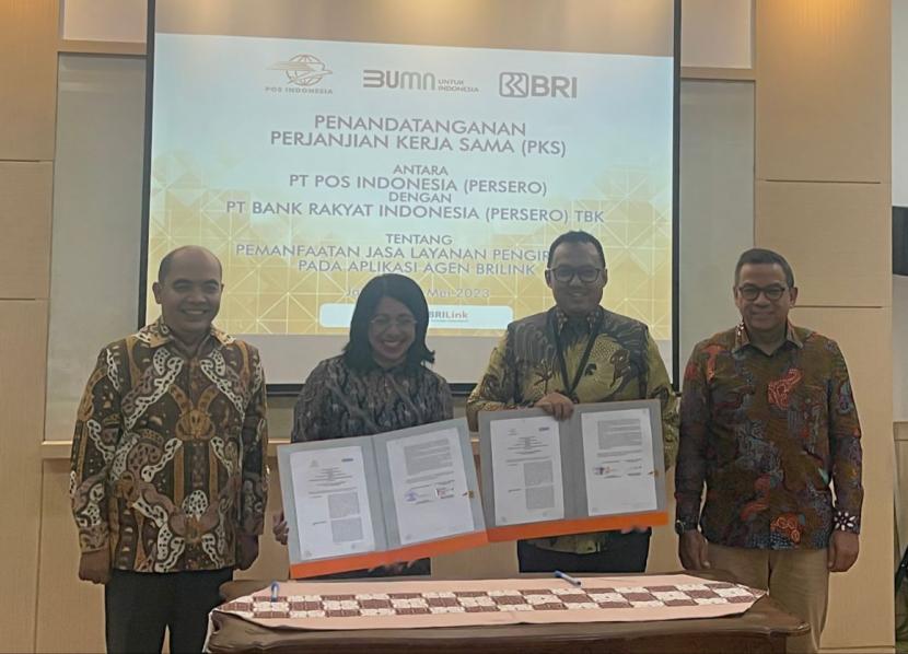 Direktur Bisnis Development dan Portfolio Management Pos Indonesia Prasabri Pesti, serta Direktur Bisnis Wholesale dan Kelembagaan BRI, Agus Noorsanto, melakukan penandatanganan kerja sama.