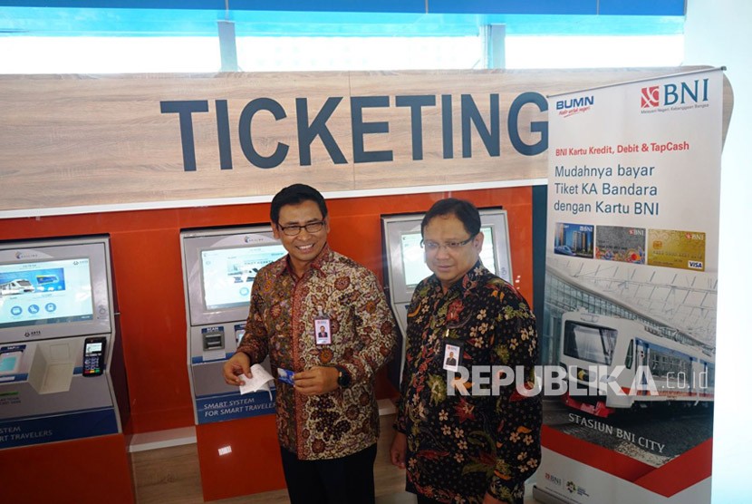 Direktur Bisnis Kecil dan Jaringan BNI Catur Budi Harto mengenalkan beragam fasilitas keuangan yang tersedia di Stasiun BNI City, Jakarta, Senin, (8/1). 