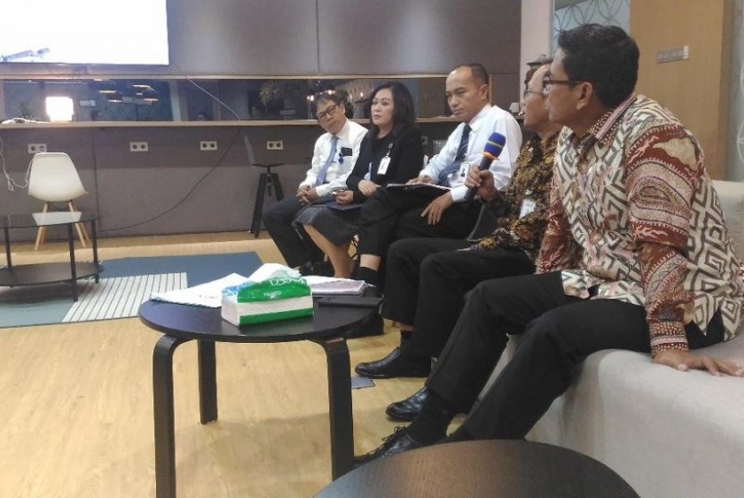 Direktur Bisnis Kecil & Jaringan BNI Catur Budi Harto (kanan), Direktur Teknologi Informasi & Operasi BNI Dadang Setiabudi (kedua kanan), dan Corporate Secretary BNI Ryan Kiryanto (paling kiri) memaparkan kesiapan BNI menghadapi Lebaran 2018.