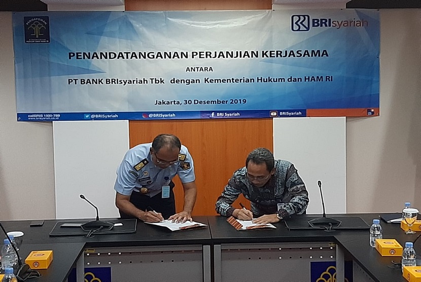 Direktur Bisnis Komersil BRIsyariah Kokok Alun Akbar dan Kepala Biro Keuangan Kemenkumham Wisnu Nugroho Dewanto menandatangani kerjasama di Jakarta, Senin, (30/12)