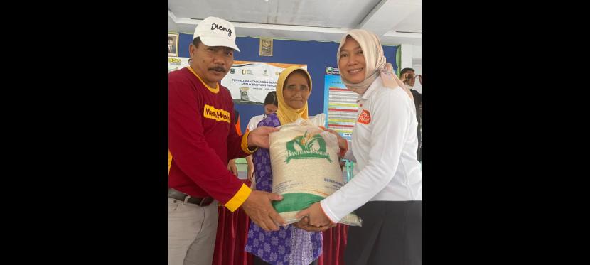 Direktur Bisnis Kurir dan Logistik Pos Indonesia, Siti Choiriana meninjau langsung penyerahan Bantuan Pangan Beras (BPB) Program Cadangan Pangan Pemerintah Tahun 2023