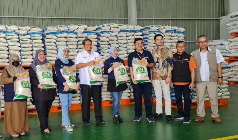 Direktur Bisnis Kurir dan Logistik Pos Indonesia Siti Choiriana, berkunjung ke beberapa gudang Bulog serta peninjauan distribusi beras di Desa Tegalsari, Kecamatan Purwasari, Kabupaten Karawang, Selasa (18/4/2023).