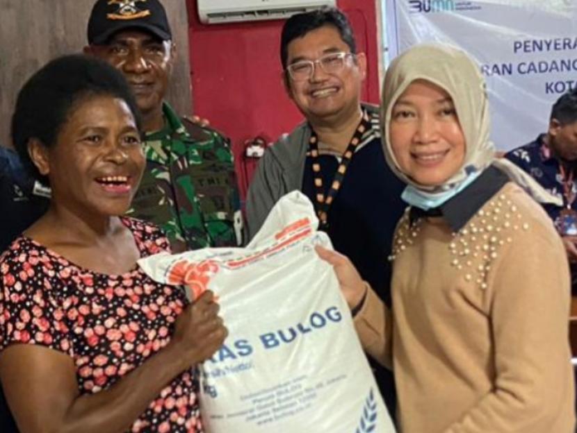 Direktur Bisnis Kurir dan Logistik Pos Indonesia Siti Choiriana berinteraksi dengan masyarakat yang akan mengambil bantuan beras untuk 153 PBP.