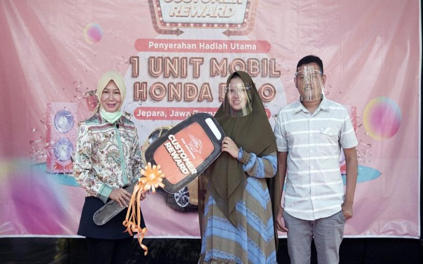 Direktur Bisnis Kurir dan Logistik PT Pos Indonesia (Persero) Siti Choiriana menyerahkan hadiah grand prize Honda Brio program Customer Reward periode 2020-2021, kepada salah satu pelanggan yang beruntung di Jepara, Jawa Tengah, pada Jumat (23/4/2021)