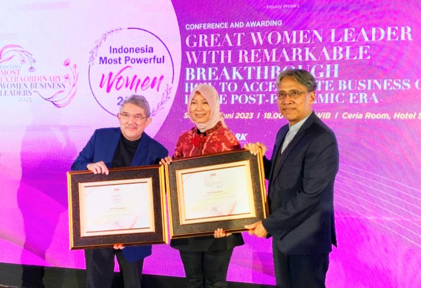 Direktur Bisnis Kurir & Logistik Pos Indonesia Siti Choiriana meraih dua penghargaan Indonesia Most Powerful Women Business Leader 2023 dari Majalah SWA dan Swanetwork.
