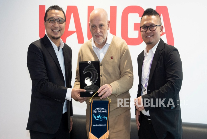 Direktur Bisnis Liga Indonesia Sadikin Aksa (kiri) dan Direktur Kompetisi Liga Indonesia Asep Saputra (kanan) berfoto bersama Presiden La Liga Javier Tebas. 