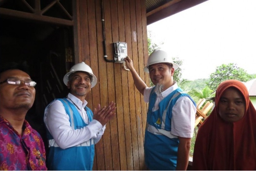 Direktur Bisnis PLN Regional Kalimantan, Machnizon (ketiga dari kiri), menyalakan meteran listrik milik seorang warga di Desa Bukit Merdeka, Kecamatan Samboja, Kutai Kartanegara, Kalimantan Timur, Kamis (26/4). PLN menargetkan seluruh desa di Kaltim dan Kaltara bakal teraliri listrik pada 2018 ini.
