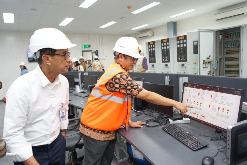 General Manager UID Jakarta Raya, M. Ikhsan Asaad (kanan) meninjau Proyek PLTD Senayan berkapasitas 101 MW di Senayan, Jakarta Selatan.