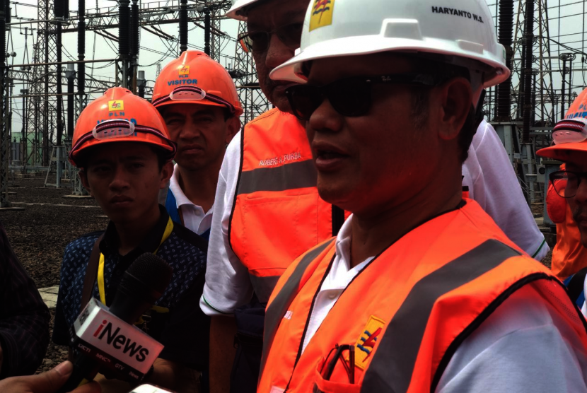 Direktur Bisnis Regional Jawa Barat PT PLN (Persero) Haryanto WS menjelaskan mengenai peresmian penyelesaian pembangunan gardu induk (GI) 150 kV dan jaringan transmisi 500 kV di Gardu Induk Ganduk, Cinere, Depok, Rabu (16/5). 