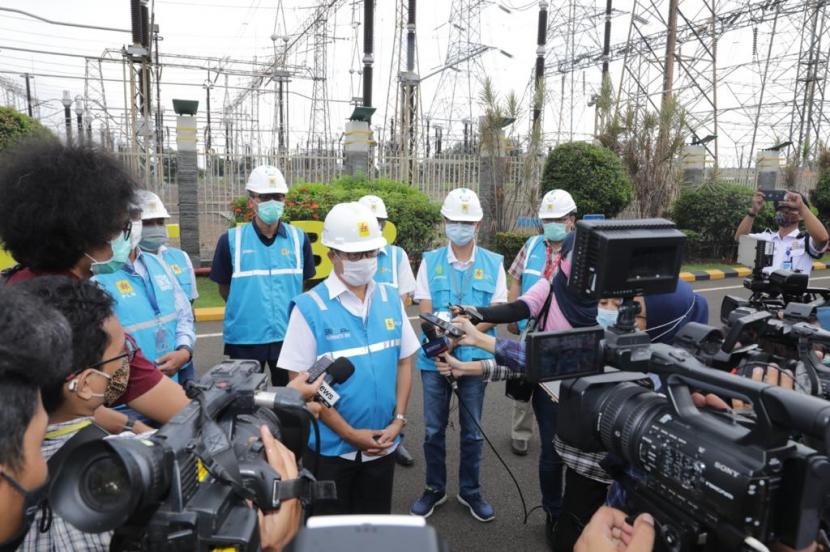 Direktur Bisnis Regional Jawa, Madura & Bali PLN, Haryanto WS, dan tim menyampaikan informasi soal pasokan listrik PLN selama perayaan Natal dan Tahun Baru (Nataru) 2021.