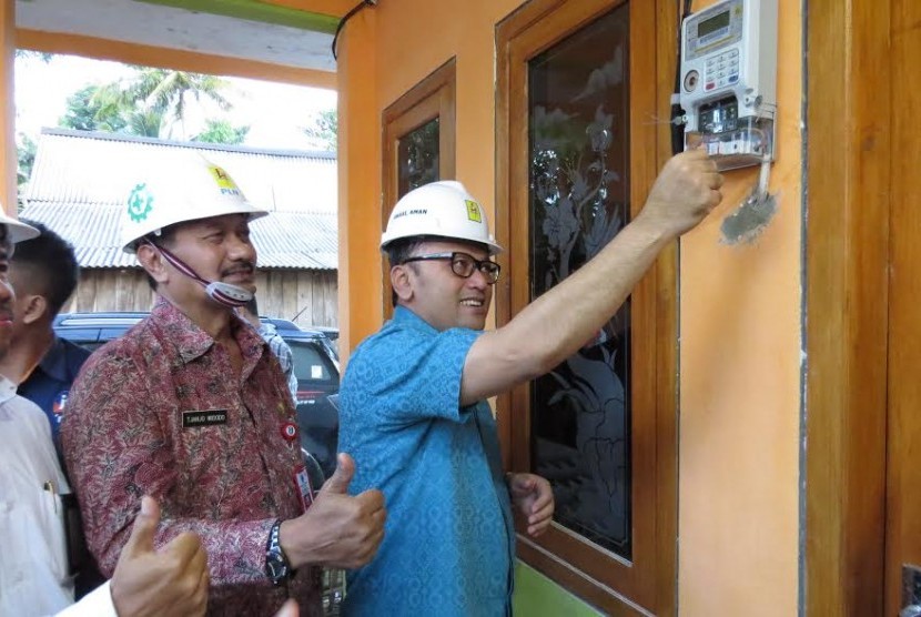 Direktur Bisnis Regional Jawa Timur dan Bali PT PLN, Amin Subekti, menyalakan meteran listrik baru di Desa Jirek Mas, Kecamatan Cermee, Kabupaten Bondowoso, Selasa (20/6) sore.