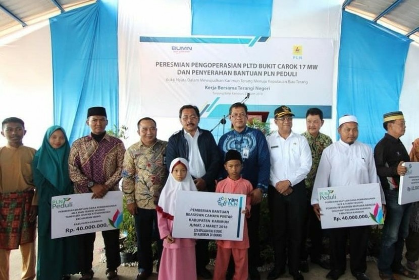  Direktur Bisnis Regional Sumatera Wiluyo Kusdwiharto bersama Gubernur Kepulauan Riau Nurdin Basirun, Jumat (2/3) menyerahkan bantuan CSR