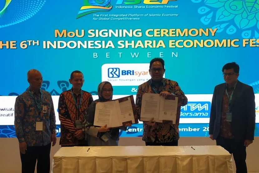 BRI Syariah dan Barekraf menandatangani kerja sama dalam Indonesia Sharia Economic Festival (ISEF) di Jakarta Convention Center.