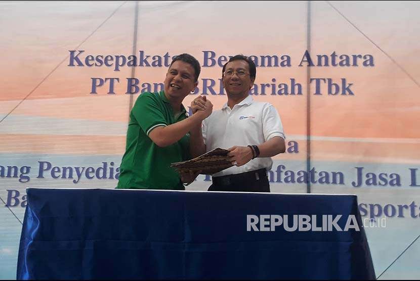 Direktur Bisnis Ritel PT Bank BRI Syariah Tbk. Widodo Januarso, (kanan) dan Managing Director Grab Indonesia Ridzki Kramadibrata menandatangani MoU kerja sama penyaluran fasilitas Pembiayaan Faedah Mikro bagi UMKM kuliner yang tergabung dalam rekanan Grab Food di Geldboom Food Plaza Surabaya, Kamis (9/8). 