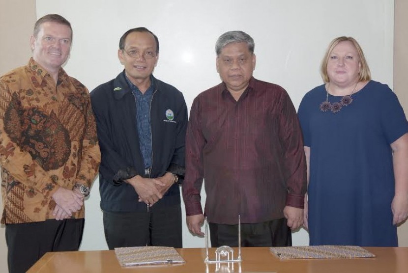 Direktur British Council Indonesia Sally Goggin (kanan), Presiden Direktur PT. Rolls Royce Adrian Short (kiri), Sekretaris Dirjen Kelembagaan Iptek dan Dikti Agus Indarto (kedua kiri), Dirjen Kelembagaan Iptek dan Dikti Patdono Suwignjo Kemristekdiktii.