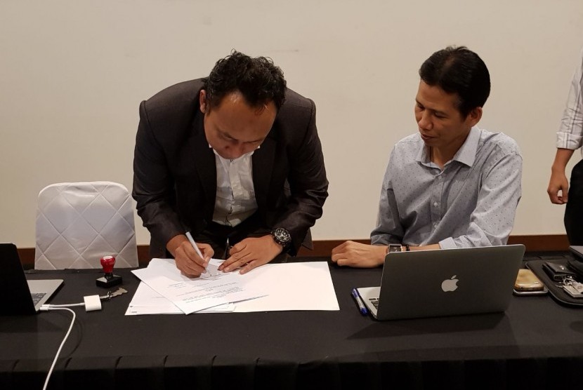 Direktur BSI Naba Aji dan Ketua LSP Informatika Muhaemin menandatangani MoU.