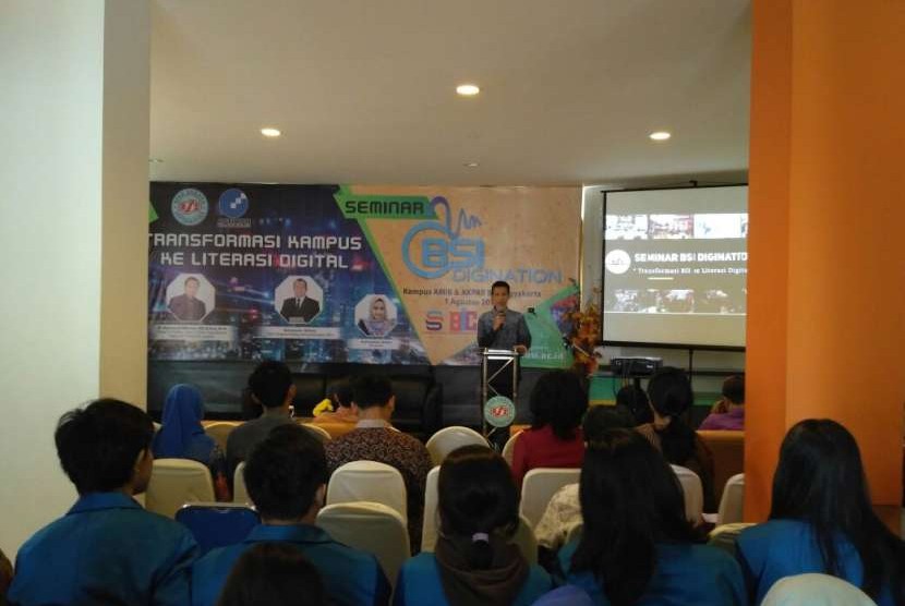 Direktur BSI, Naba Aji membuka seminar digination di BSI Yogyakarta.