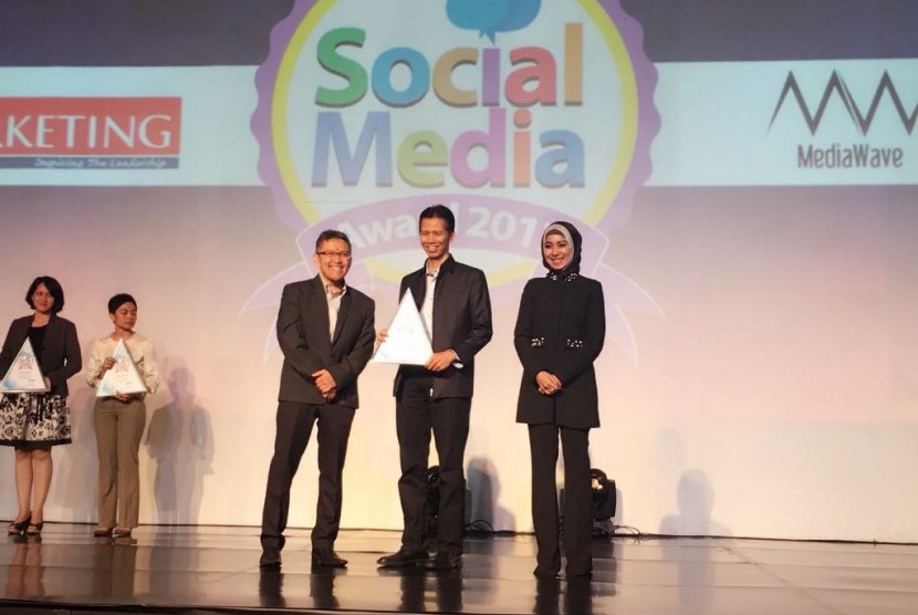 Direktur BSI Naba Aji Notoseputro menerima penghrgaan Social Media Award 2017.