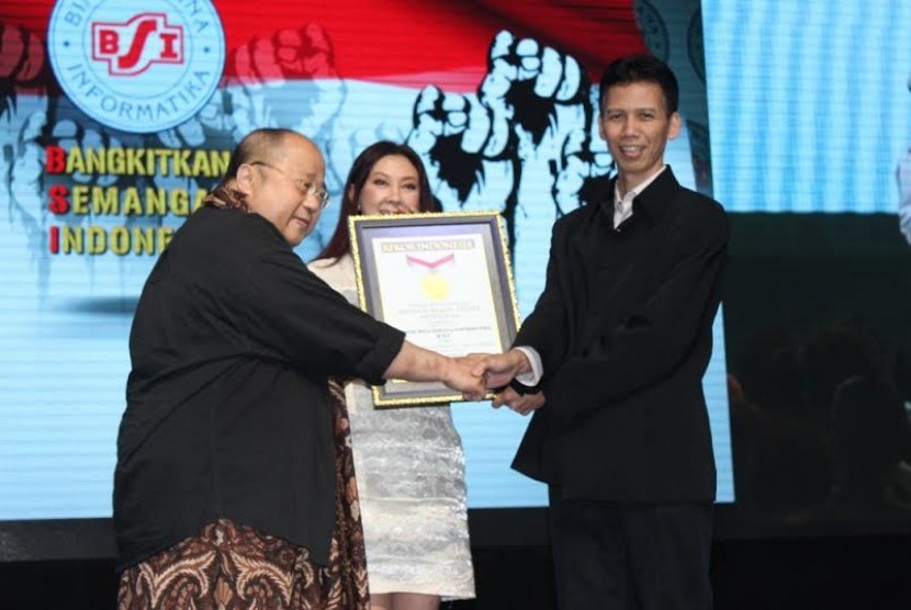 Direktur BSI,  Naba Aji Notoseputro menerima rekor dunia MURI yang diserahkan Jaya Suprana