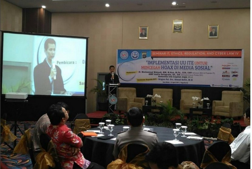 Direktur BSI Naba Aji Notoseputro saat menghadiri seminar Cyber Law 4 AMIK BSI Yogyakarta.  