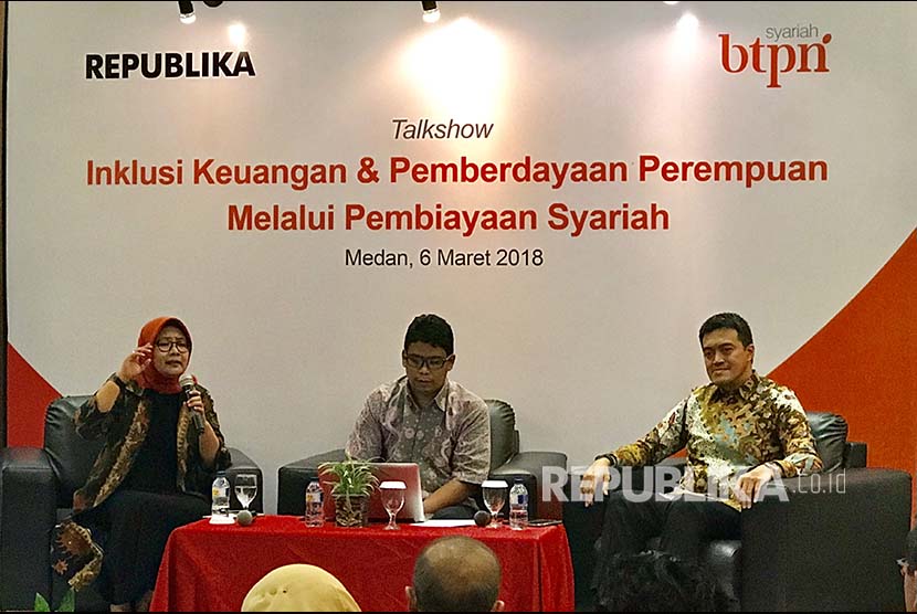 Direktur BTPN Syariah Arief Ismail (kanan) dalam sebuah diskusi